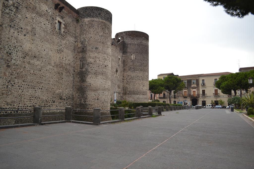 In Front Of Castello Ursino Daire Katanya Dış mekan fotoğraf